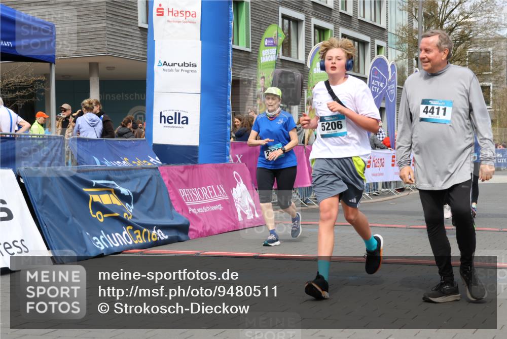 12.04.2026 - 45. Internationalen Wilhelmsburger Insellauf Strokosch-Dieckow http://msf.ph/oto/9480511 12.04.2026 13:26:58 Ziel 4411, 5206, 2360, 5245, 2933, 2359, 4124, 2980 meine-sportfotos.de