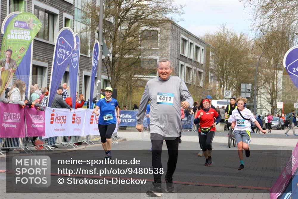 12.04.2026 - 45. Internationalen Wilhelmsburger Insellauf Strokosch-Dieckow http://msf.ph/oto/9480538 12.04.2026 13:26:54 Ziel 4411, 5206, 2360, 5245 meine-sportfotos.de
