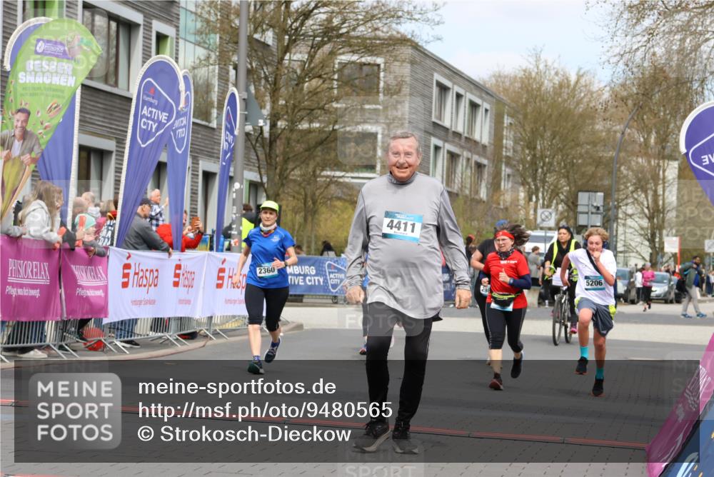12.04.2026 - 45. Internationalen Wilhelmsburger Insellauf Strokosch-Dieckow http://msf.ph/oto/9480565 12.04.2026 13:26:54 Ziel 4411, 5206, 2360, 5245 meine-sportfotos.de