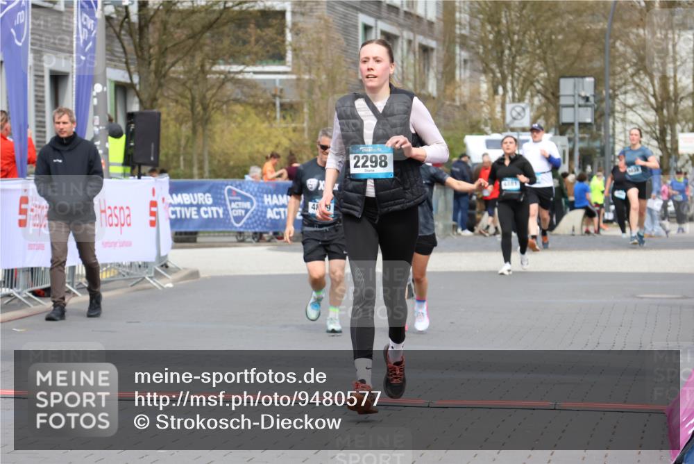 12.04.2026 - 45. Internationalen Wilhelmsburger Insellauf Strokosch-Dieckow http://msf.ph/oto/9480577 12.04.2026 13:26:34 Ziel 4064, 4684, 2298, 4839, 4840 meine-sportfotos.de