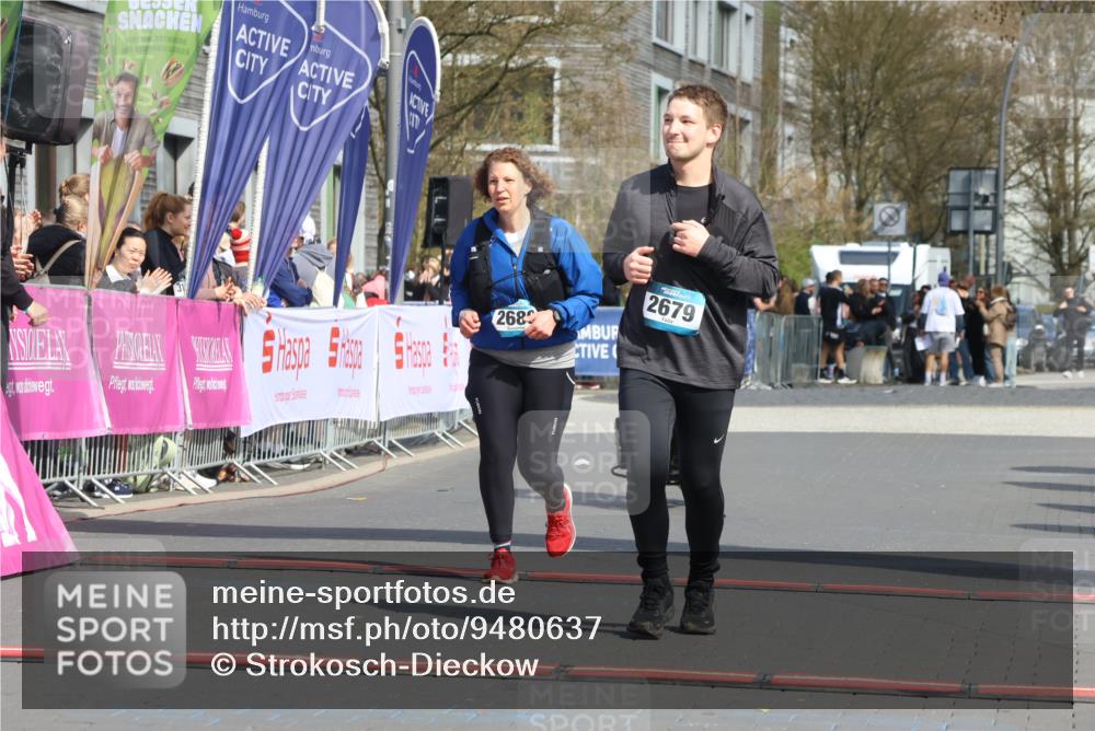 12.04.2026 - 45. Internationalen Wilhelmsburger Insellauf Strokosch-Dieckow http://msf.ph/oto/9480637 12.04.2026 11:54:46 Ziel 2679, 2680 meine-sportfotos.de