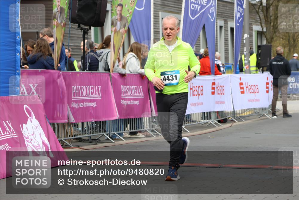 12.04.2026 - 45. Internationalen Wilhelmsburger Insellauf Strokosch-Dieckow http://msf.ph/oto/9480820 12.04.2026 13:26:18 Ziel 2717, 4431, 3023 meine-sportfotos.de