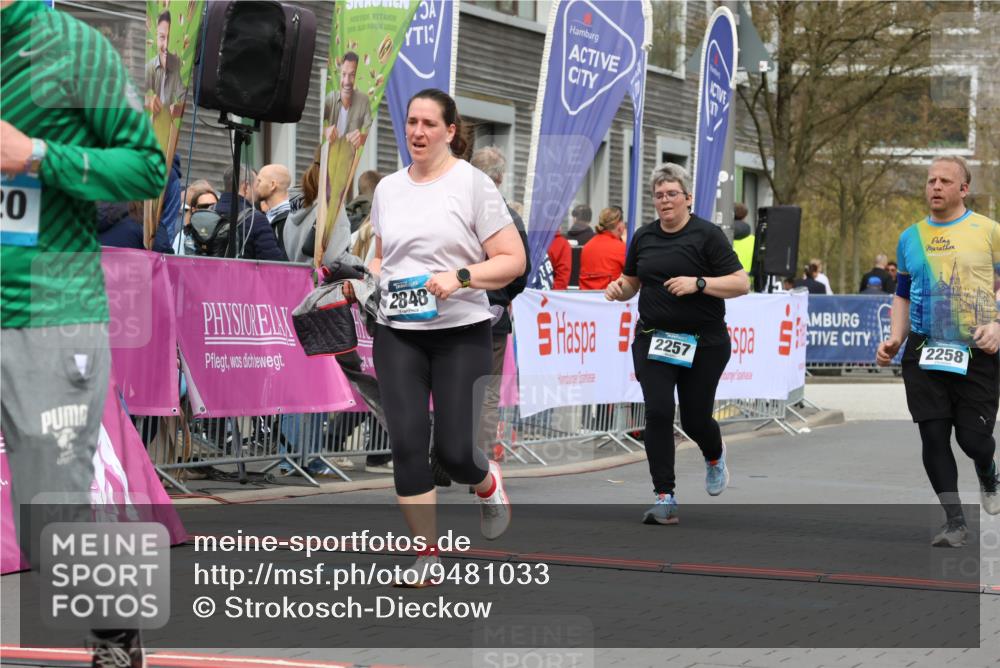 12.04.2026 - 45. Internationalen Wilhelmsburger Insellauf Strokosch-Dieckow http://msf.ph/oto/9481033 12.04.2026 13:25:46 Ziel 2848, 2258, 2257 meine-sportfotos.de