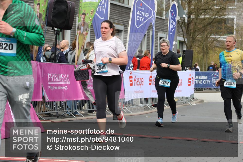 12.04.2026 - 45. Internationalen Wilhelmsburger Insellauf Strokosch-Dieckow http://msf.ph/oto/9481040 12.04.2026 13:25:46 Ziel 2848, 2258, 2257 meine-sportfotos.de