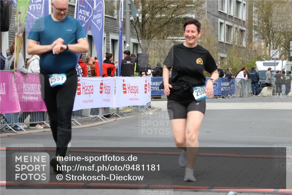12.04.2026 - 45. Internationalen Wilhelmsburger Insellauf Strokosch-Dieckow http://msf.ph/oto/9481181 12.04.2026 13:25:25 Ziel 4751, 2558, 2557 meine-sportfotos.de