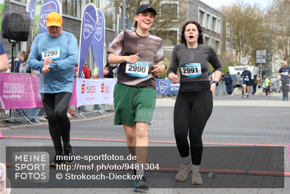 12.04.2026 - 45. Internationalen Wilhelmsburger Insellauf Strokosch-Dieckow http://msf.ph/oto/9481304 12.04.2026 13:25:10 Ziel 2290, 4812, 2990, 2991, 2012 meine-sportfotos.de