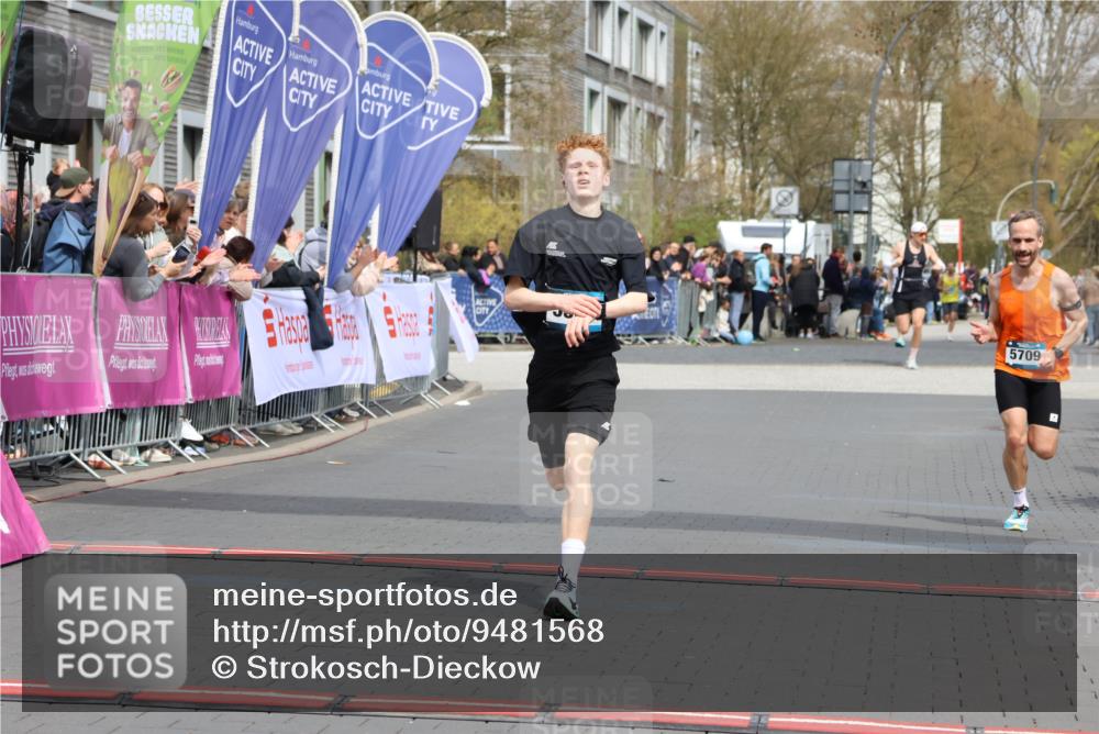 12.04.2026 - 45. Internationalen Wilhelmsburger Insellauf Strokosch-Dieckow http://msf.ph/oto/9481568 12.04.2026 12:47:37 Ziel 4656, 5556, 5709 meine-sportfotos.de