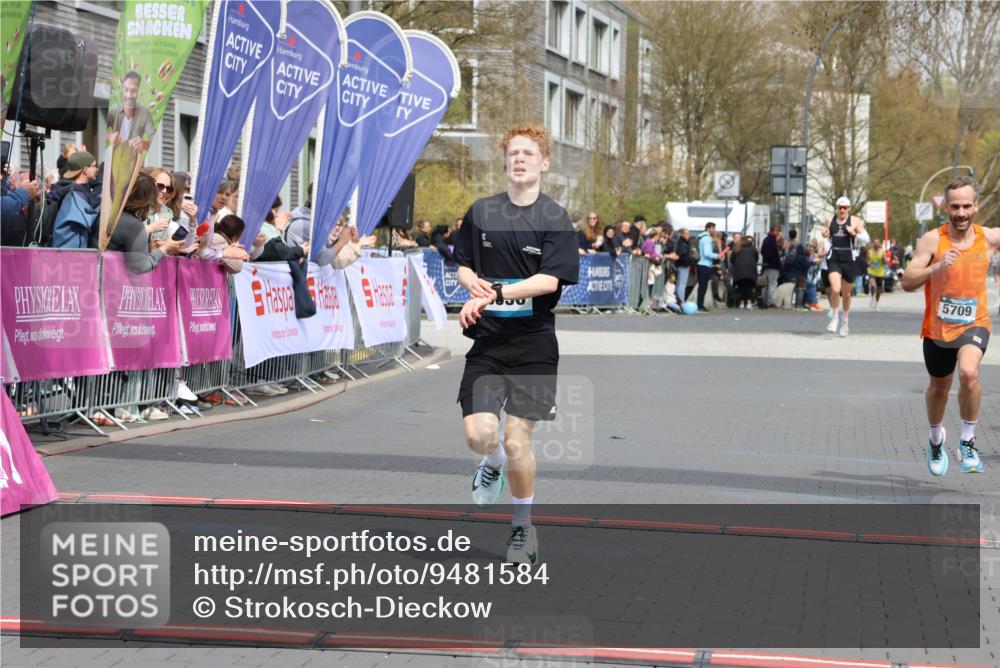 12.04.2026 - 45. Internationalen Wilhelmsburger Insellauf Strokosch-Dieckow http://msf.ph/oto/9481584 12.04.2026 12:47:37 Ziel 4656, 5556, 5709 meine-sportfotos.de