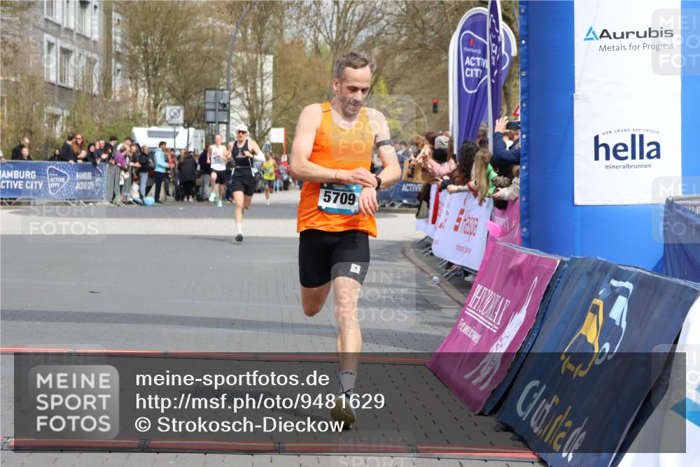12.04.2026 - 45. Internationalen Wilhelmsburger Insellauf Strokosch-Dieckow http://msf.ph/oto/9481629 12.04.2026 12:47:39 Ziel 5556, 5709 meine-sportfotos.de