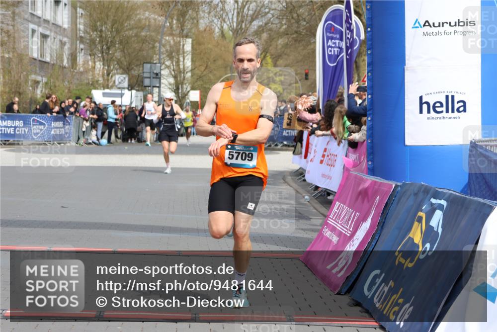 12.04.2026 - 45. Internationalen Wilhelmsburger Insellauf Strokosch-Dieckow http://msf.ph/oto/9481644 12.04.2026 12:47:39 Ziel 5556, 5709 meine-sportfotos.de