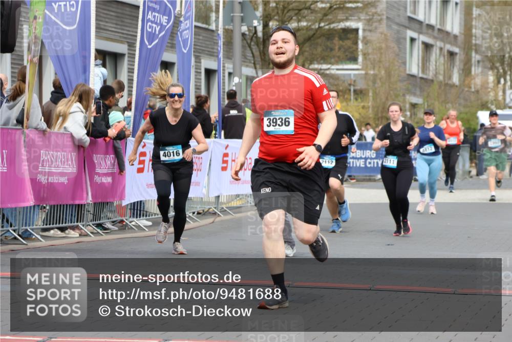 12.04.2026 - 45. Internationalen Wilhelmsburger Insellauf Strokosch-Dieckow http://msf.ph/oto/9481688 12.04.2026 13:25:00 Ziel 3936, 4908, 4016 meine-sportfotos.de