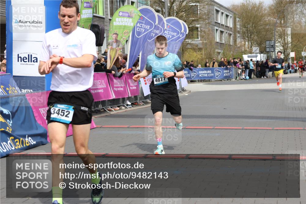 12.04.2026 - 45. Internationalen Wilhelmsburger Insellauf Strokosch-Dieckow http://msf.ph/oto/9482143 12.04.2026 12:48:09 Ziel 3452, 4877, 4874 meine-sportfotos.de