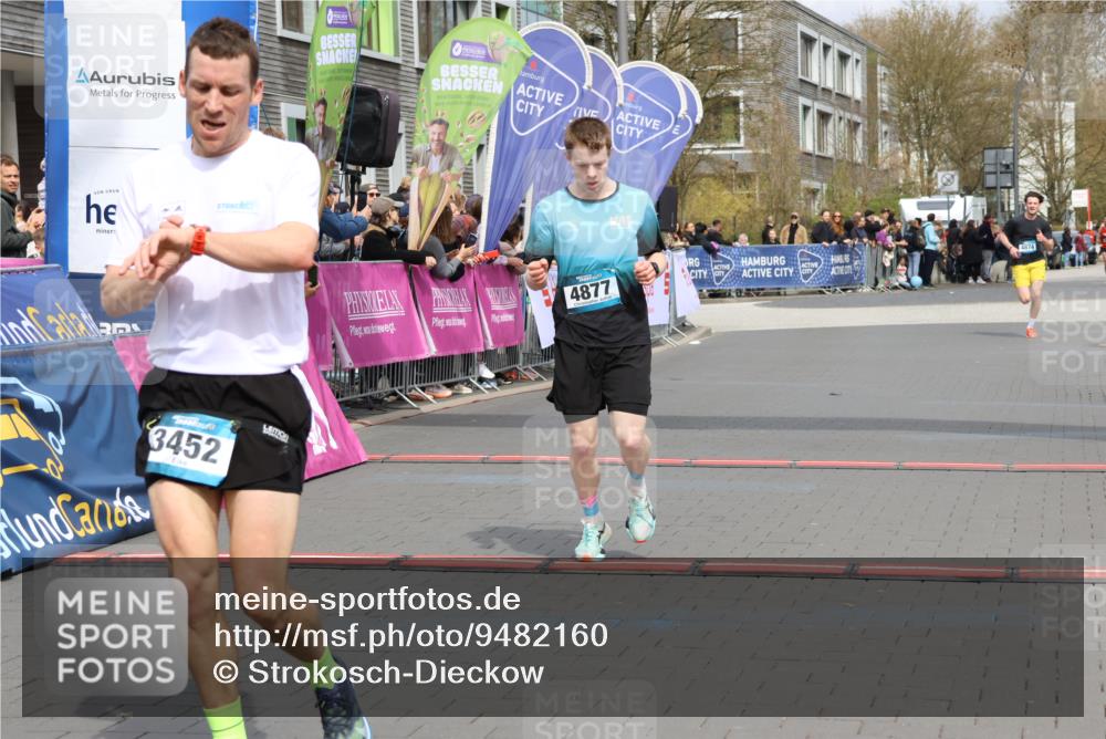 12.04.2026 - 45. Internationalen Wilhelmsburger Insellauf Strokosch-Dieckow http://msf.ph/oto/9482160 12.04.2026 12:48:09 Ziel 3452, 4877, 4874 meine-sportfotos.de
