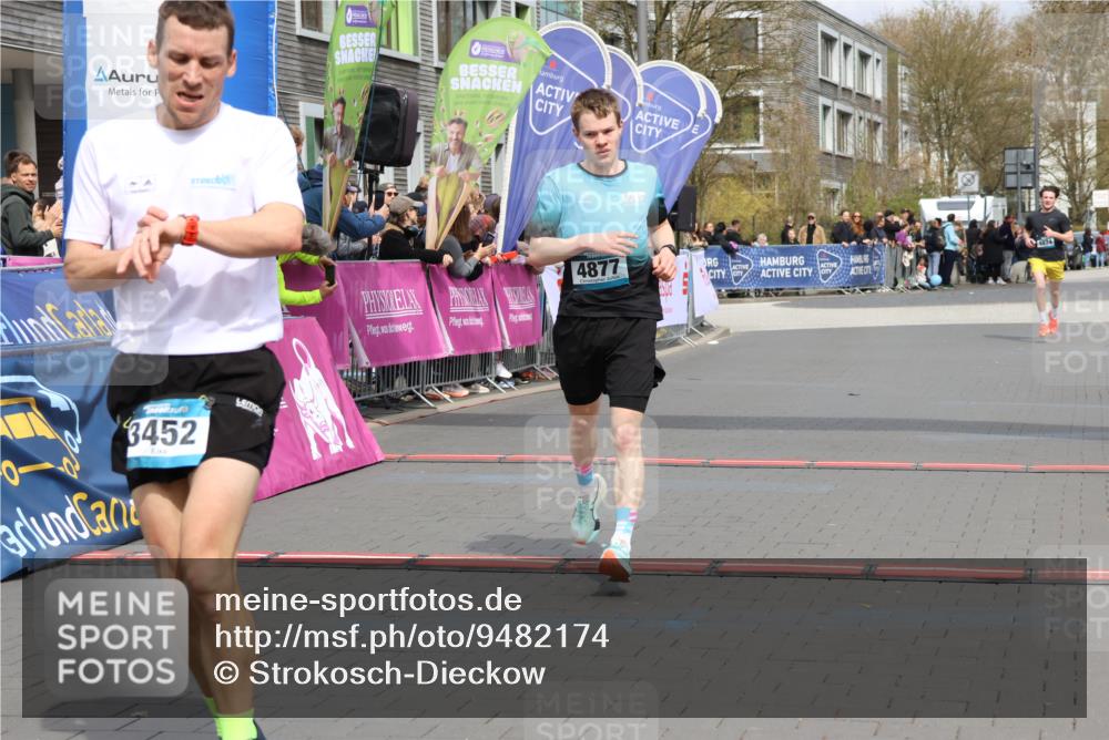 12.04.2026 - 45. Internationalen Wilhelmsburger Insellauf Strokosch-Dieckow http://msf.ph/oto/9482174 12.04.2026 12:48:09 Ziel 3452, 4877, 4874 meine-sportfotos.de