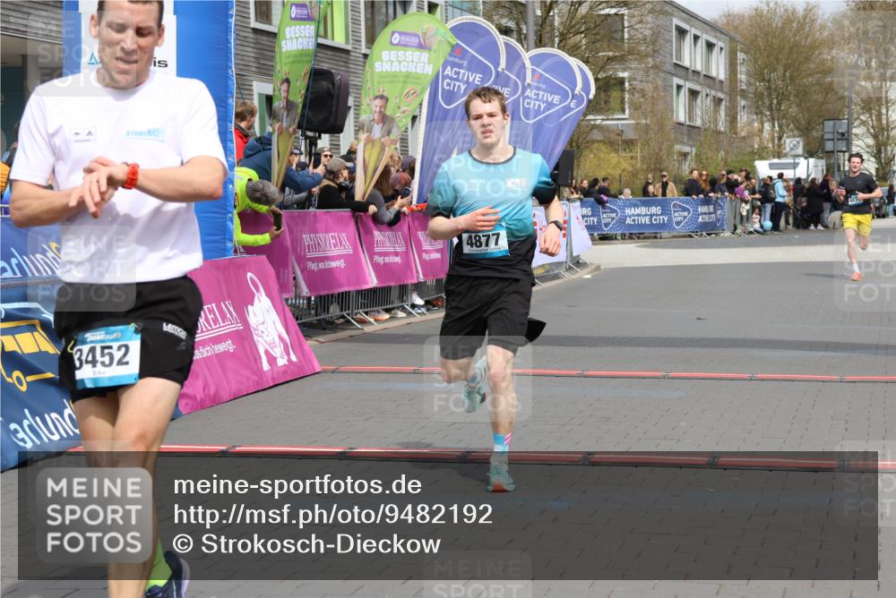 12.04.2026 - 45. Internationalen Wilhelmsburger Insellauf Strokosch-Dieckow http://msf.ph/oto/9482192 12.04.2026 12:48:09 Ziel 3452, 4877, 4874 meine-sportfotos.de