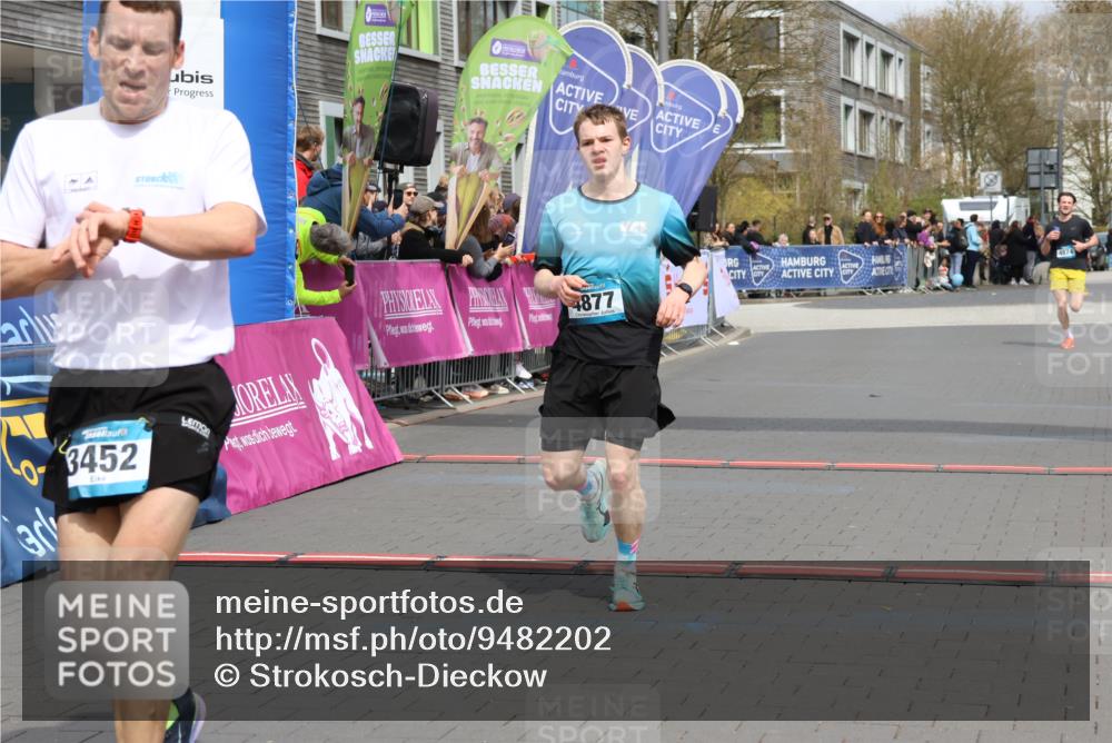 12.04.2026 - 45. Internationalen Wilhelmsburger Insellauf Strokosch-Dieckow http://msf.ph/oto/9482202 12.04.2026 12:48:09 Ziel 3452, 4877, 4874 meine-sportfotos.de