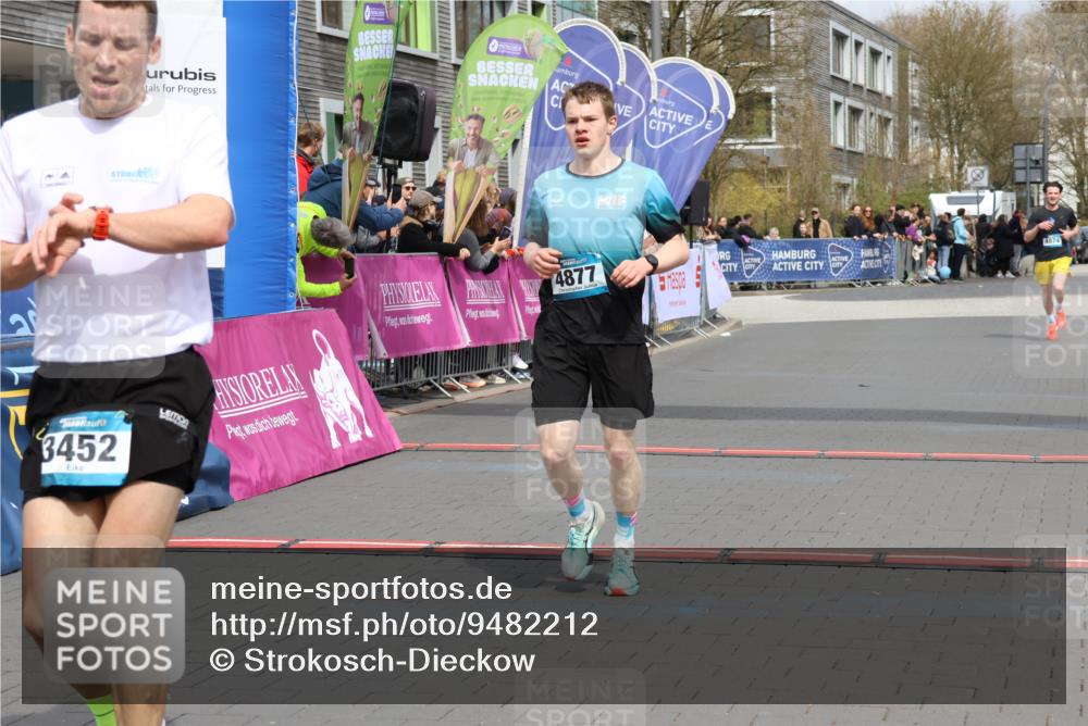 12.04.2026 - 45. Internationalen Wilhelmsburger Insellauf Strokosch-Dieckow http://msf.ph/oto/9482212 12.04.2026 12:48:09 Ziel 3452, 4877, 4874 meine-sportfotos.de