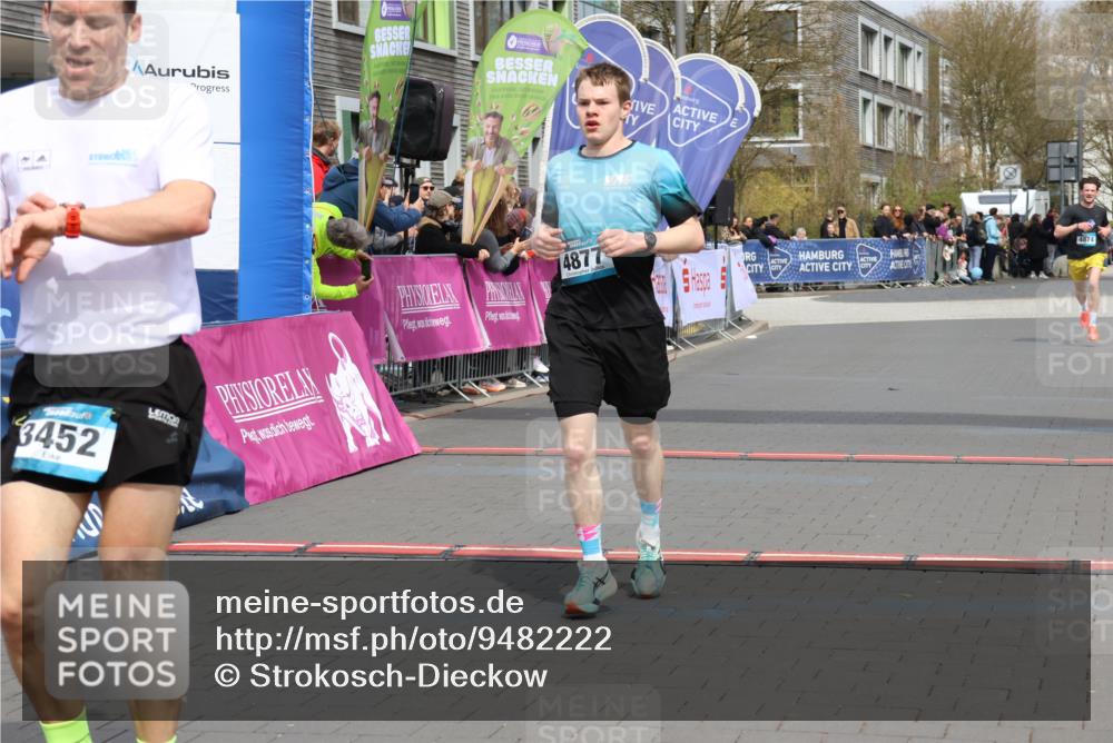 12.04.2026 - 45. Internationalen Wilhelmsburger Insellauf Strokosch-Dieckow http://msf.ph/oto/9482222 12.04.2026 12:48:09 Ziel 3452, 4877, 4874 meine-sportfotos.de