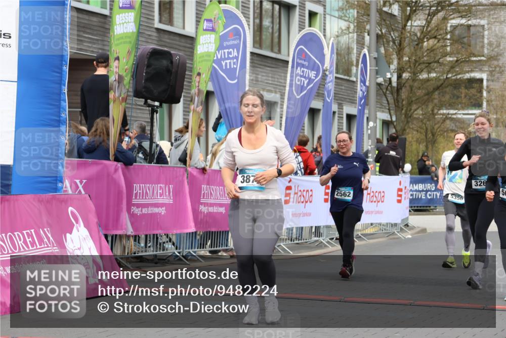 12.04.2026 - 45. Internationalen Wilhelmsburger Insellauf Strokosch-Dieckow http://msf.ph/oto/9482224 12.04.2026 13:24:34 Ziel 5017, 3871, 5632, 4365, 3267, 2562, 5356, 5355 meine-sportfotos.de