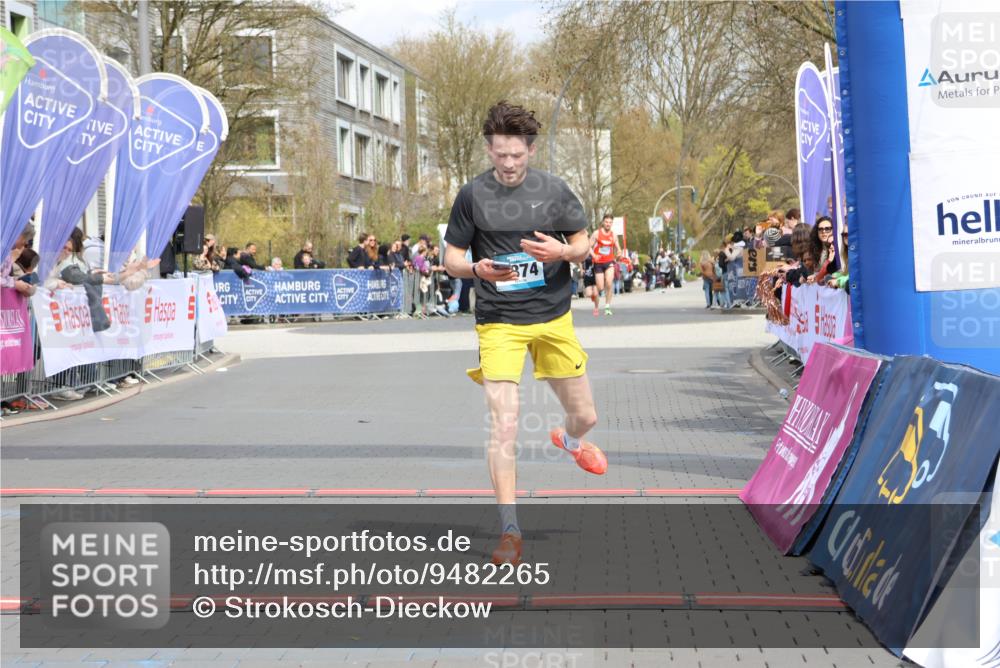 12.04.2026 - 45. Internationalen Wilhelmsburger Insellauf Strokosch-Dieckow http://msf.ph/oto/9482265 12.04.2026 12:48:13 Ziel 4877, 4874 meine-sportfotos.de