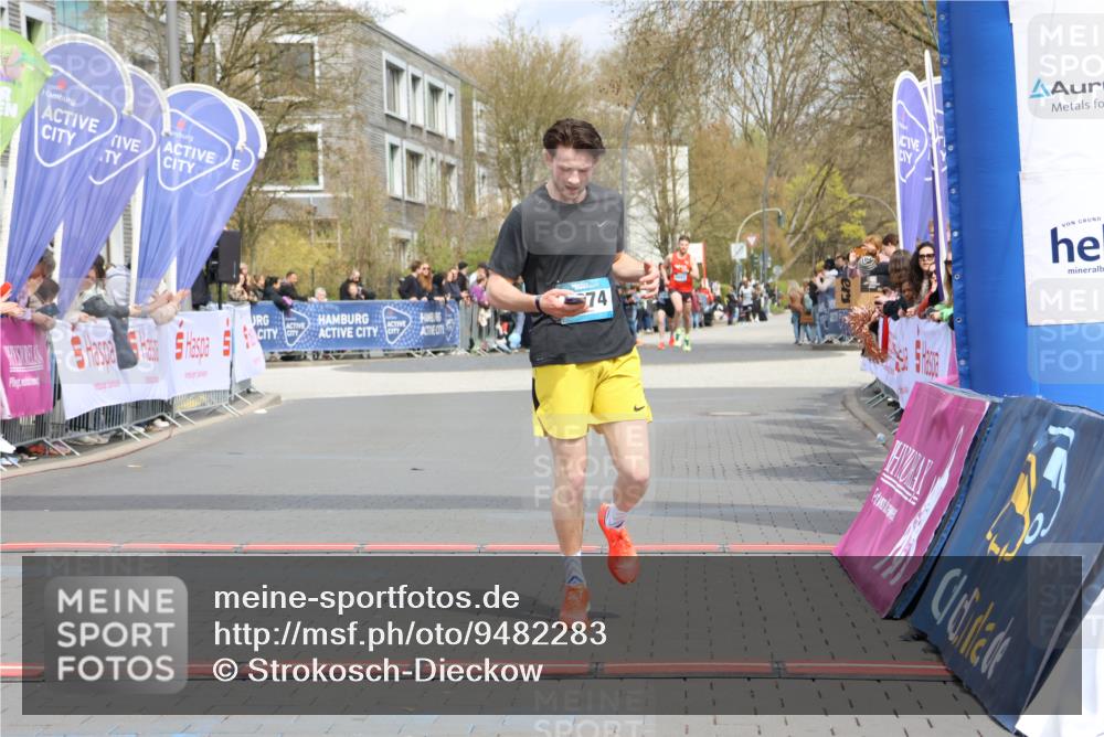 12.04.2026 - 45. Internationalen Wilhelmsburger Insellauf Strokosch-Dieckow http://msf.ph/oto/9482283 12.04.2026 12:48:13 Ziel 4877, 4874 meine-sportfotos.de