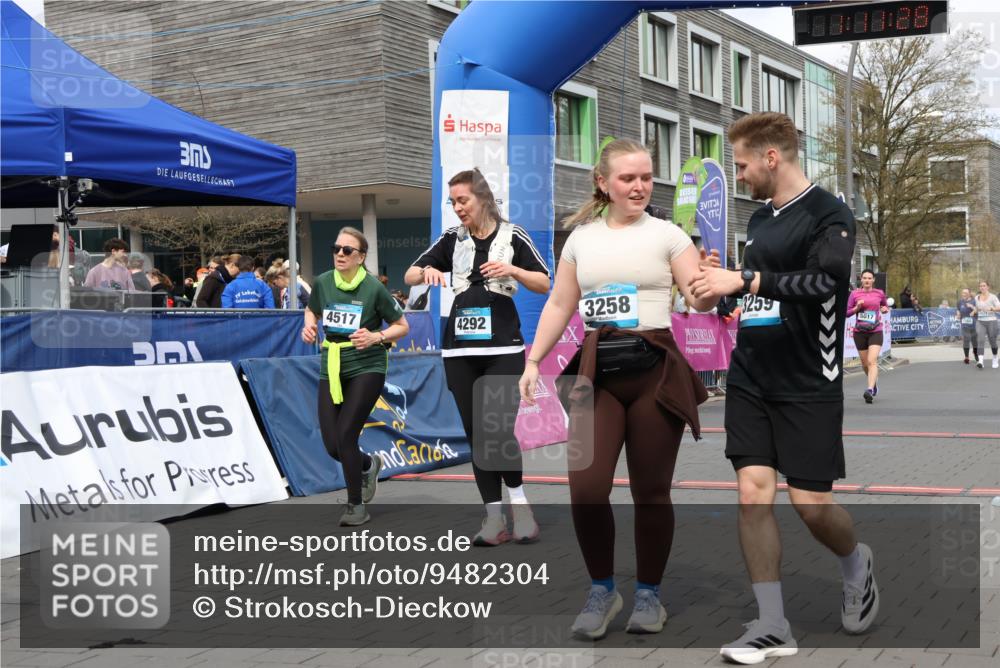 12.04.2026 - 45. Internationalen Wilhelmsburger Insellauf Strokosch-Dieckow http://msf.ph/oto/9482304 12.04.2026 13:24:28 Ziel 4292, 4517, 3872, 5017 meine-sportfotos.de