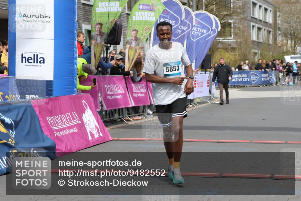 12.04.2026 - 45. Internationalen Wilhelmsburger Insellauf Strokosch-Dieckow http://msf.ph/oto/9482552 12.04.2026 12:48:35 Ziel 5853 meine-sportfotos.de