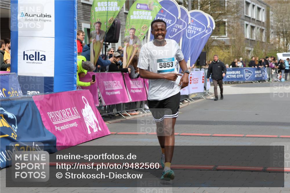 12.04.2026 - 45. Internationalen Wilhelmsburger Insellauf Strokosch-Dieckow http://msf.ph/oto/9482560 12.04.2026 12:48:35 Ziel 5853 meine-sportfotos.de