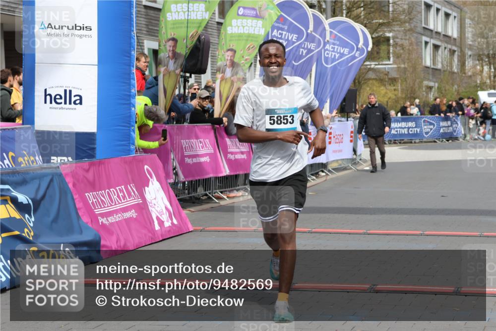 12.04.2026 - 45. Internationalen Wilhelmsburger Insellauf Strokosch-Dieckow http://msf.ph/oto/9482569 12.04.2026 12:48:35 Ziel 5853 meine-sportfotos.de