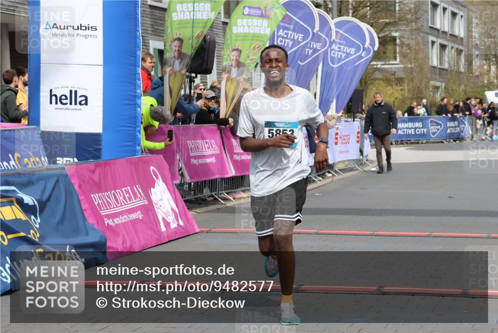 12.04.2026 - 45. Internationalen Wilhelmsburger Insellauf Strokosch-Dieckow http://msf.ph/oto/9482577 12.04.2026 12:48:35 Ziel 5853 meine-sportfotos.de