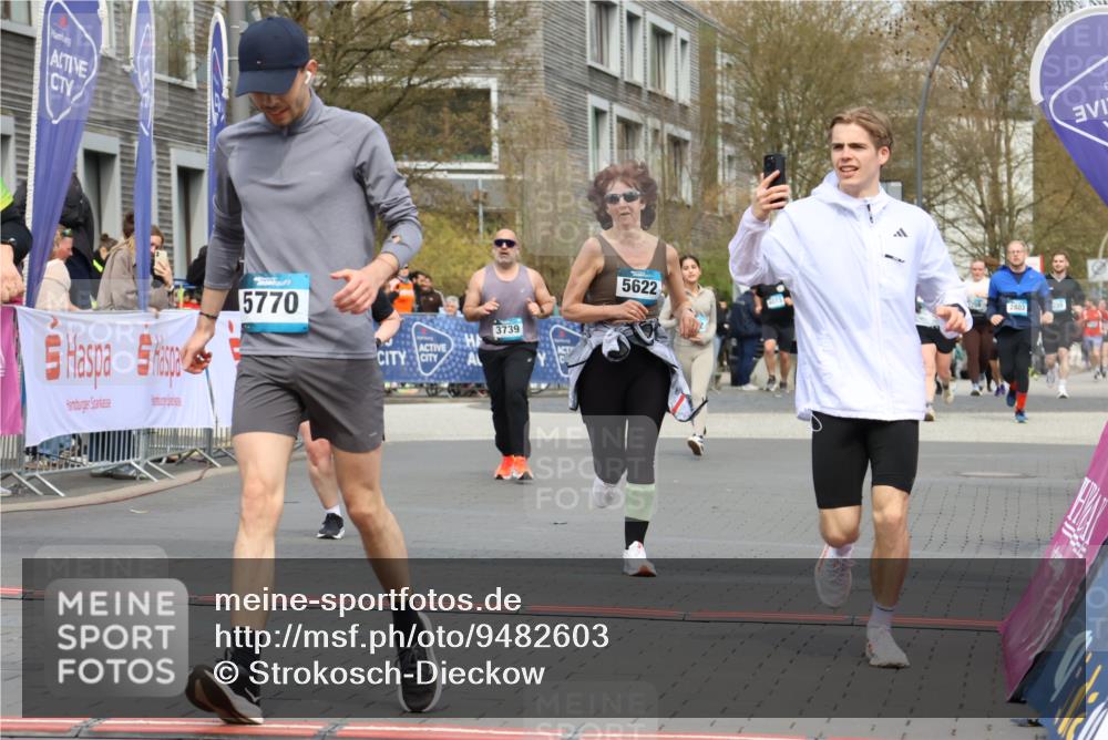 12.04.2026 - 45. Internationalen Wilhelmsburger Insellauf Strokosch-Dieckow http://msf.ph/oto/9482603 12.04.2026 13:24:09 Ziel 2766, 5622 meine-sportfotos.de