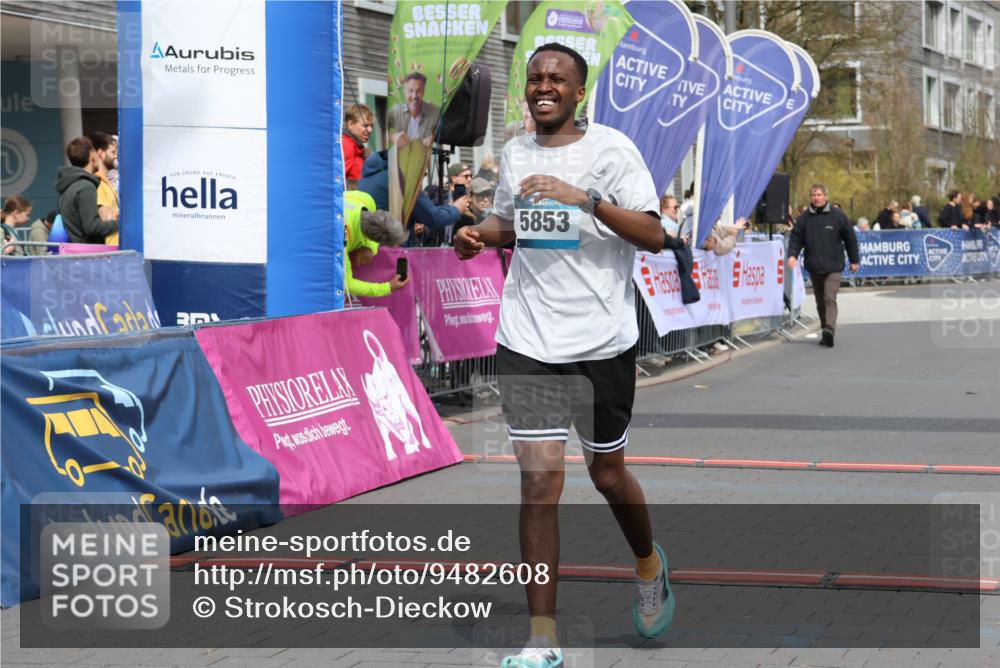12.04.2026 - 45. Internationalen Wilhelmsburger Insellauf Strokosch-Dieckow http://msf.ph/oto/9482608 12.04.2026 12:48:35 Ziel 5853 meine-sportfotos.de