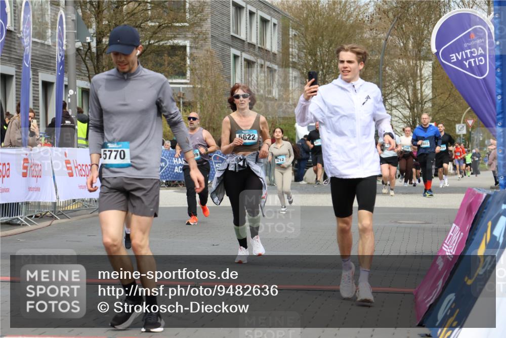 12.04.2026 - 45. Internationalen Wilhelmsburger Insellauf Strokosch-Dieckow http://msf.ph/oto/9482636 12.04.2026 13:24:09 Ziel 2766, 5622 meine-sportfotos.de