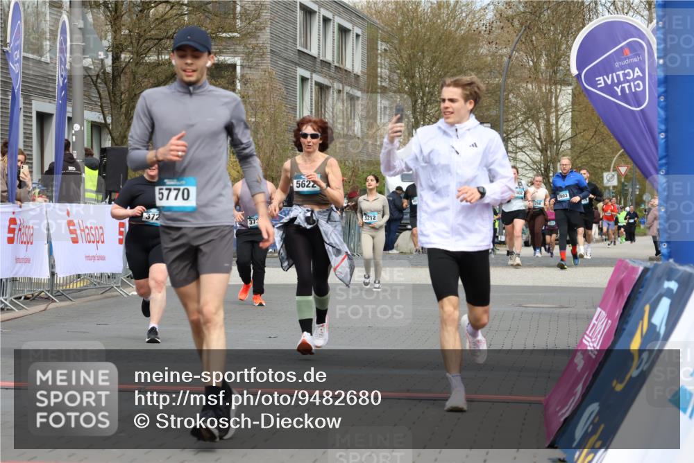12.04.2026 - 45. Internationalen Wilhelmsburger Insellauf Strokosch-Dieckow http://msf.ph/oto/9482680 12.04.2026 13:24:09 Ziel 2766, 5622 meine-sportfotos.de