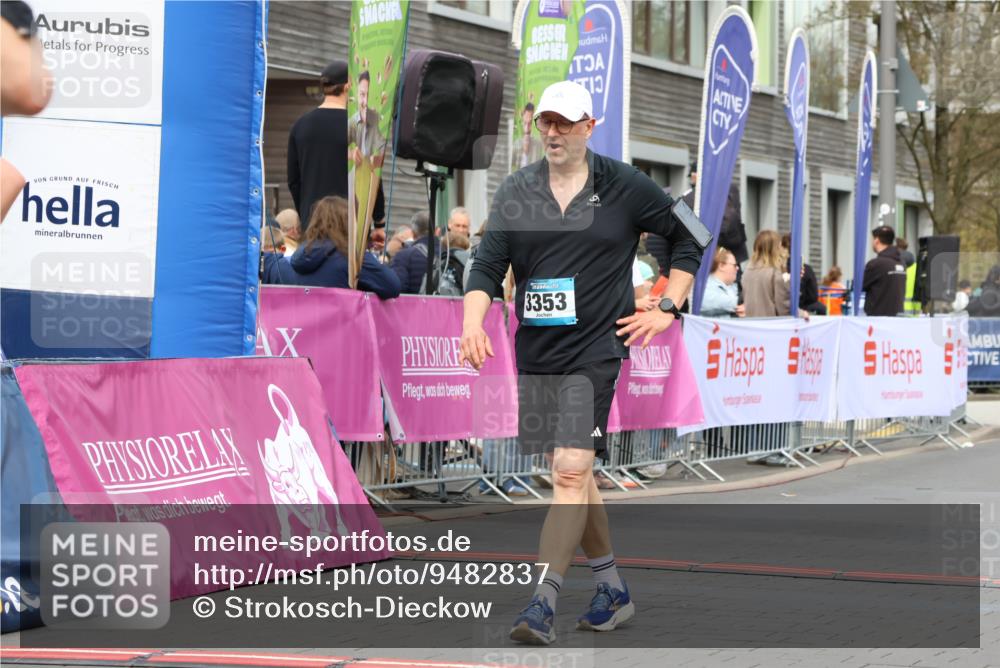12.04.2026 - 45. Internationalen Wilhelmsburger Insellauf Strokosch-Dieckow http://msf.ph/oto/9482837 12.04.2026 13:24:04 Ziel 3730, 3353, 2766 meine-sportfotos.de