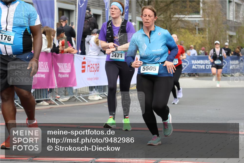 12.04.2026 - 45. Internationalen Wilhelmsburger Insellauf Strokosch-Dieckow http://msf.ph/oto/9482986 12.04.2026 13:23:53 Ziel 4176, 5505, 3471, 3814 meine-sportfotos.de