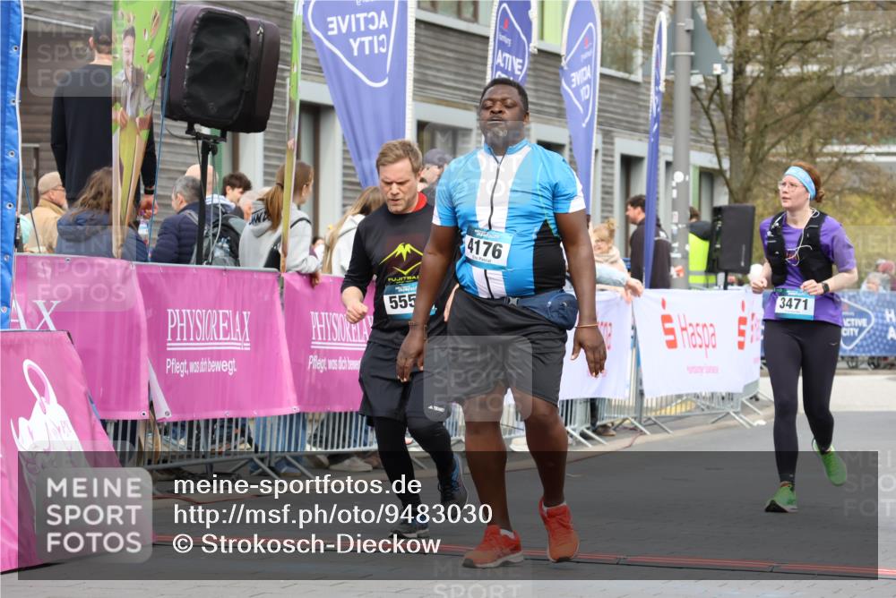 12.04.2026 - 45. Internationalen Wilhelmsburger Insellauf Strokosch-Dieckow http://msf.ph/oto/9483030 12.04.2026 13:23:51 Ziel 3498, 3478, 4176, 5505, 3471 meine-sportfotos.de
