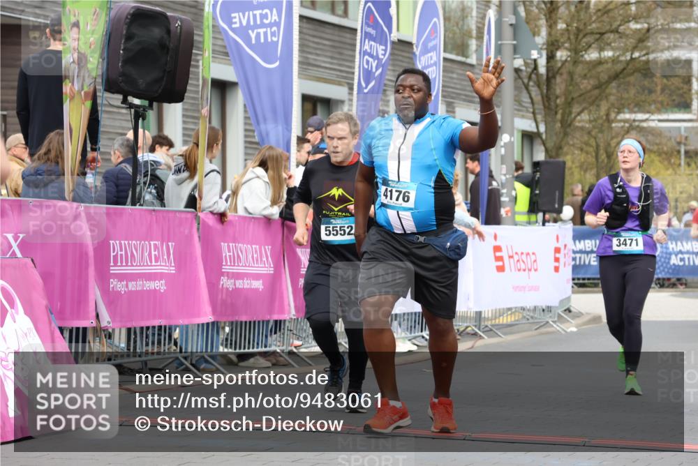 12.04.2026 - 45. Internationalen Wilhelmsburger Insellauf Strokosch-Dieckow http://msf.ph/oto/9483061 12.04.2026 13:23:51 Ziel 3498, 3478, 4176, 5505, 3471 meine-sportfotos.de