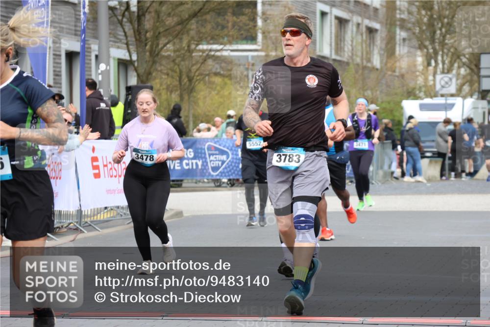 12.04.2026 - 45. Internationalen Wilhelmsburger Insellauf Strokosch-Dieckow http://msf.ph/oto/9483140 12.04.2026 13:23:45 Ziel 5223, 3336, 3783, 3498, 3478 meine-sportfotos.de