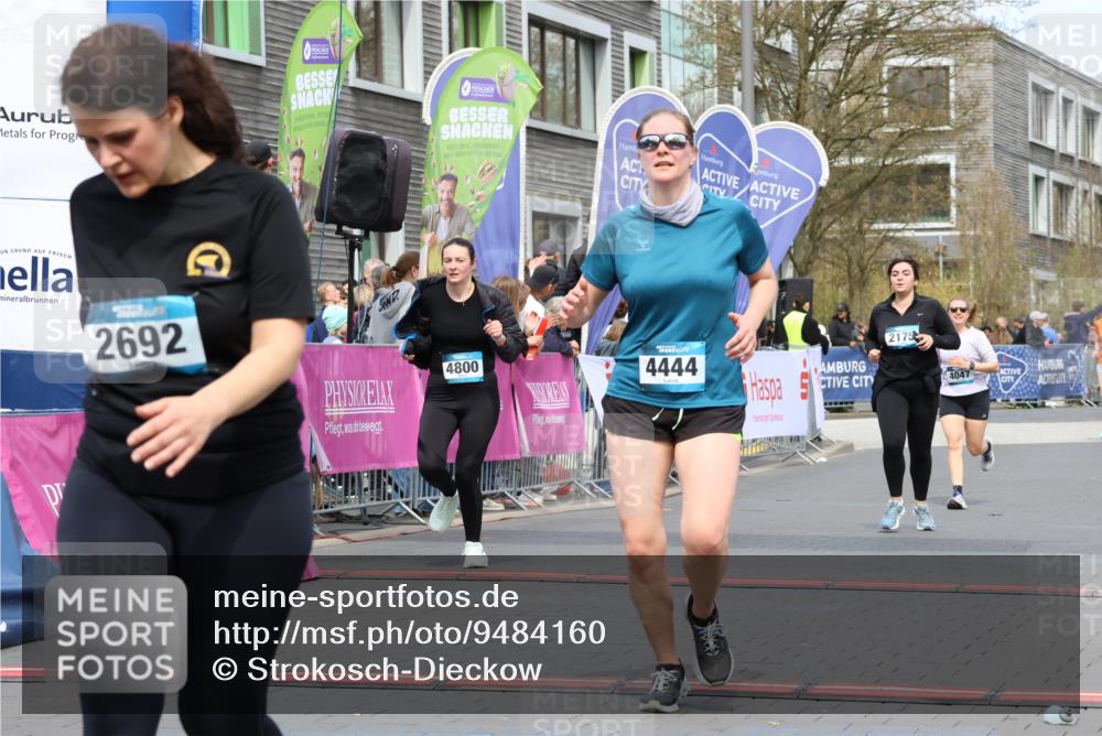 12.04.2026 - 45. Internationalen Wilhelmsburger Insellauf Strokosch-Dieckow http://msf.ph/oto/9484160 12.04.2026 13:21:56 Ziel 2692, 4444, 4800, 4047, 2175 meine-sportfotos.de