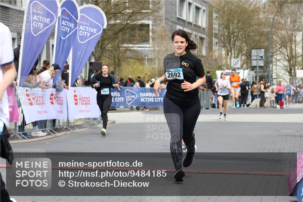 12.04.2026 - 45. Internationalen Wilhelmsburger Insellauf Strokosch-Dieckow http://msf.ph/oto/9484185 12.04.2026 13:21:52 Ziel 5297, 4878, 5484, 2692, 4444 meine-sportfotos.de