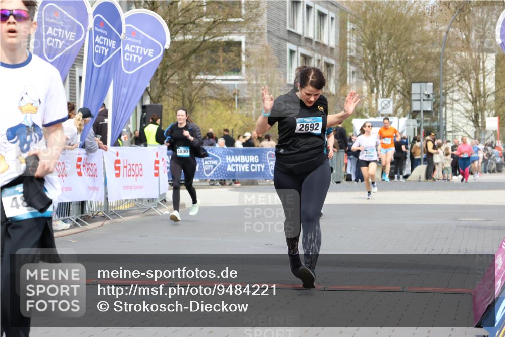 12.04.2026 - 45. Internationalen Wilhelmsburger Insellauf Strokosch-Dieckow http://msf.ph/oto/9484221 12.04.2026 13:21:52 Ziel 5297, 4878, 5484, 2692, 4444 meine-sportfotos.de