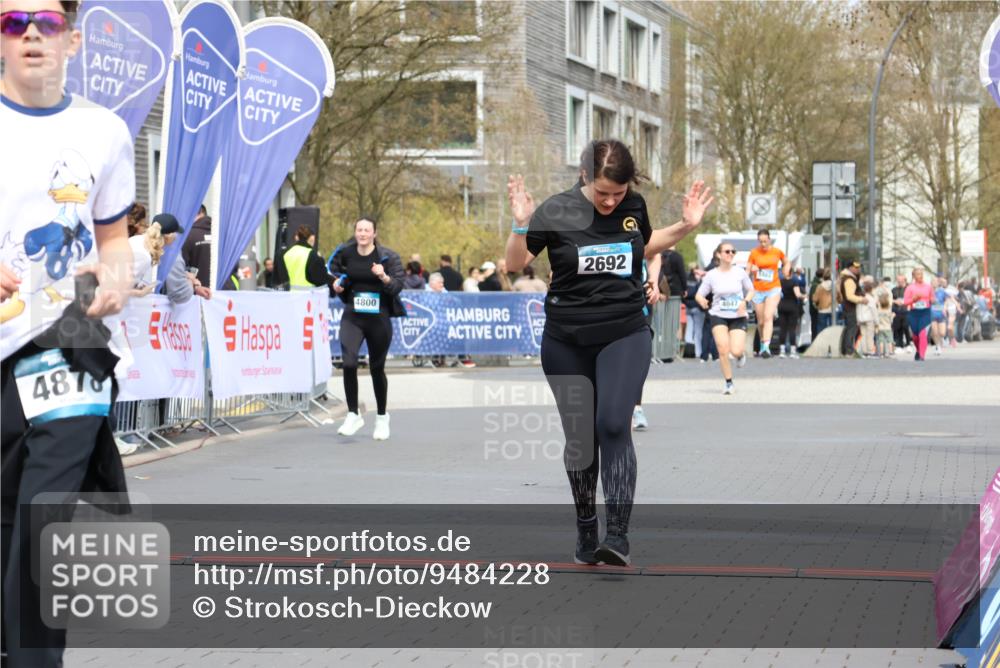 12.04.2026 - 45. Internationalen Wilhelmsburger Insellauf Strokosch-Dieckow http://msf.ph/oto/9484228 12.04.2026 13:21:52 Ziel 5297, 4878, 5484, 2692, 4444 meine-sportfotos.de
