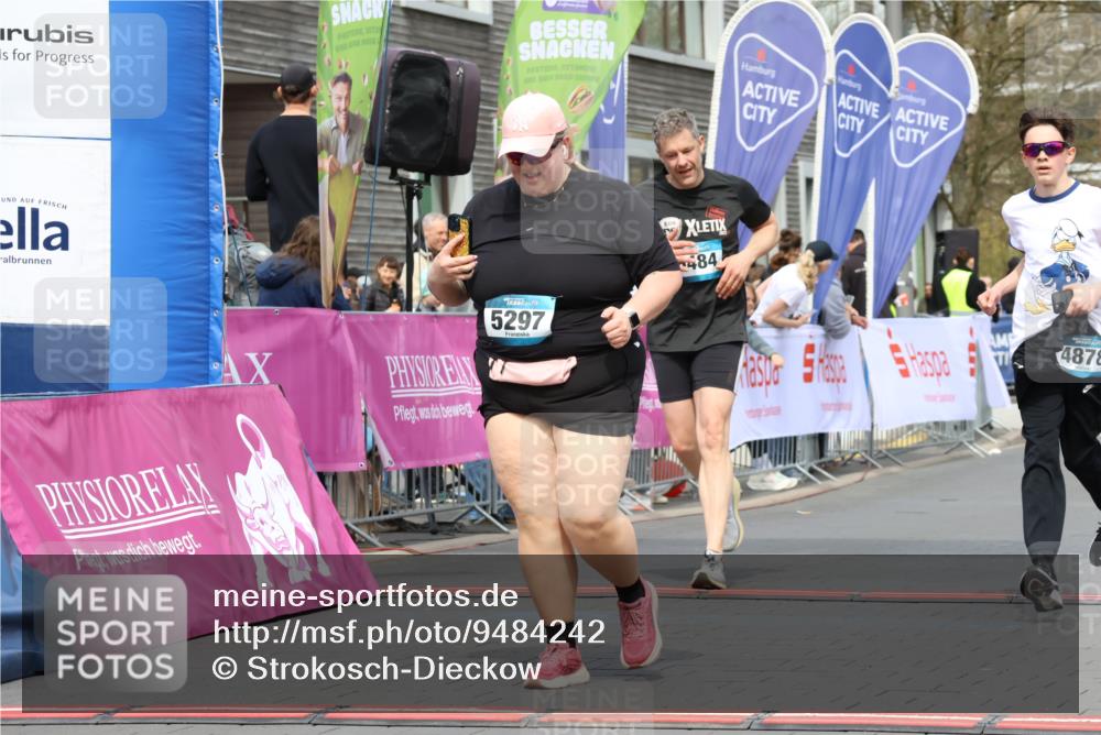 12.04.2026 - 45. Internationalen Wilhelmsburger Insellauf Strokosch-Dieckow http://msf.ph/oto/9484242 12.04.2026 13:21:50 Ziel 4319, 5297, 4878, 5484, 2692 meine-sportfotos.de
