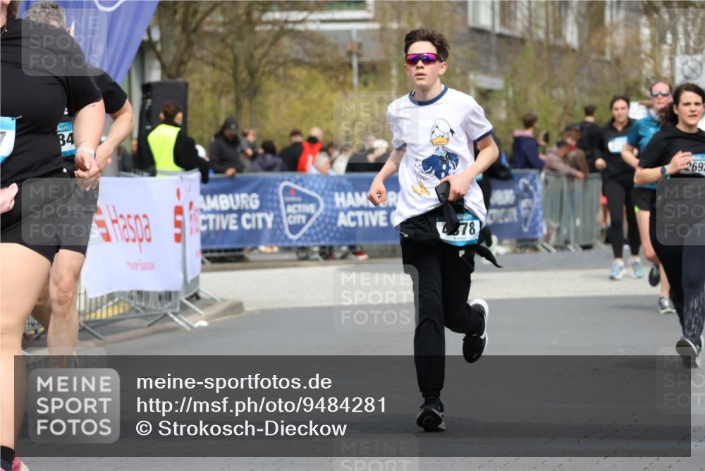 12.04.2026 - 45. Internationalen Wilhelmsburger Insellauf Strokosch-Dieckow http://msf.ph/oto/9484281 12.04.2026 13:21:49 Ziel 4319, 5297, 4878, 5484, 2692 meine-sportfotos.de
