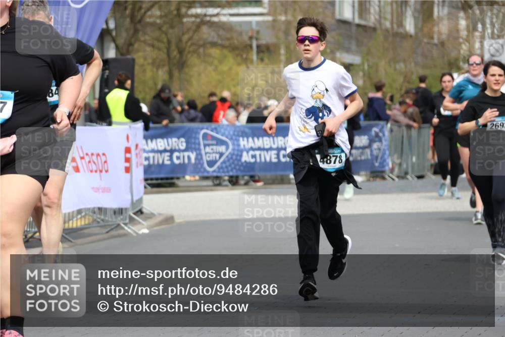 12.04.2026 - 45. Internationalen Wilhelmsburger Insellauf Strokosch-Dieckow http://msf.ph/oto/9484286 12.04.2026 13:21:48 Ziel 4319, 5297, 4878, 5484, 2692 meine-sportfotos.de
