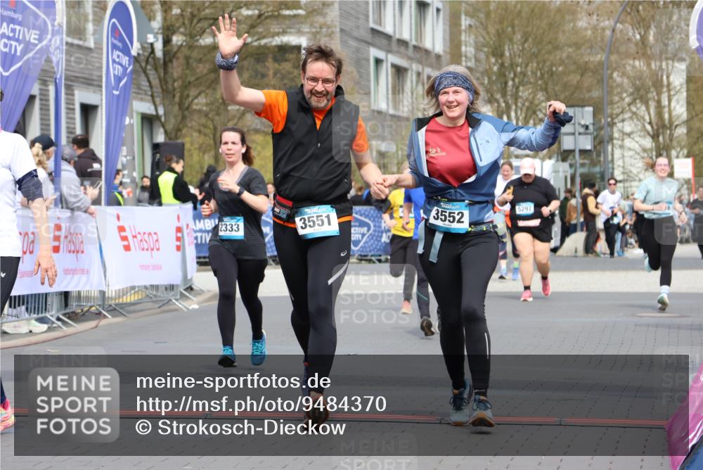 12.04.2026 - 45. Internationalen Wilhelmsburger Insellauf Strokosch-Dieckow http://msf.ph/oto/9484370 12.04.2026 13:21:37 Ziel 2101, 4417, 3552, 3551, 2333 meine-sportfotos.de