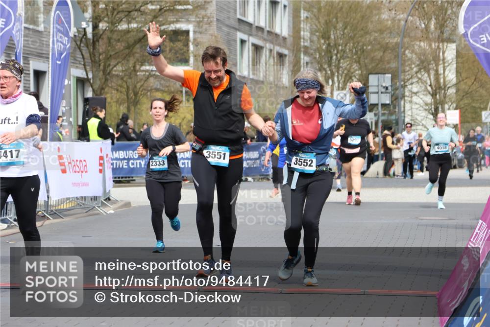 12.04.2026 - 45. Internationalen Wilhelmsburger Insellauf Strokosch-Dieckow http://msf.ph/oto/9484417 12.04.2026 13:21:37 Ziel 2101, 4417, 3552, 3551, 2333 meine-sportfotos.de