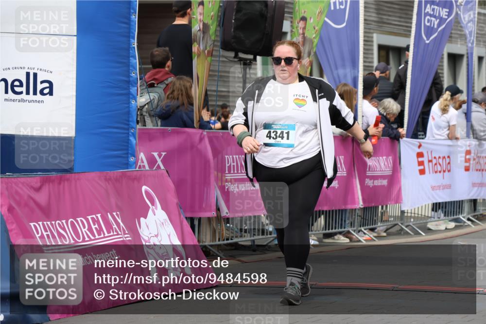 12.04.2026 - 45. Internationalen Wilhelmsburger Insellauf Strokosch-Dieckow http://msf.ph/oto/9484598 12.04.2026 13:21:24 Ziel 4341, 5633, 4284, 4293 meine-sportfotos.de