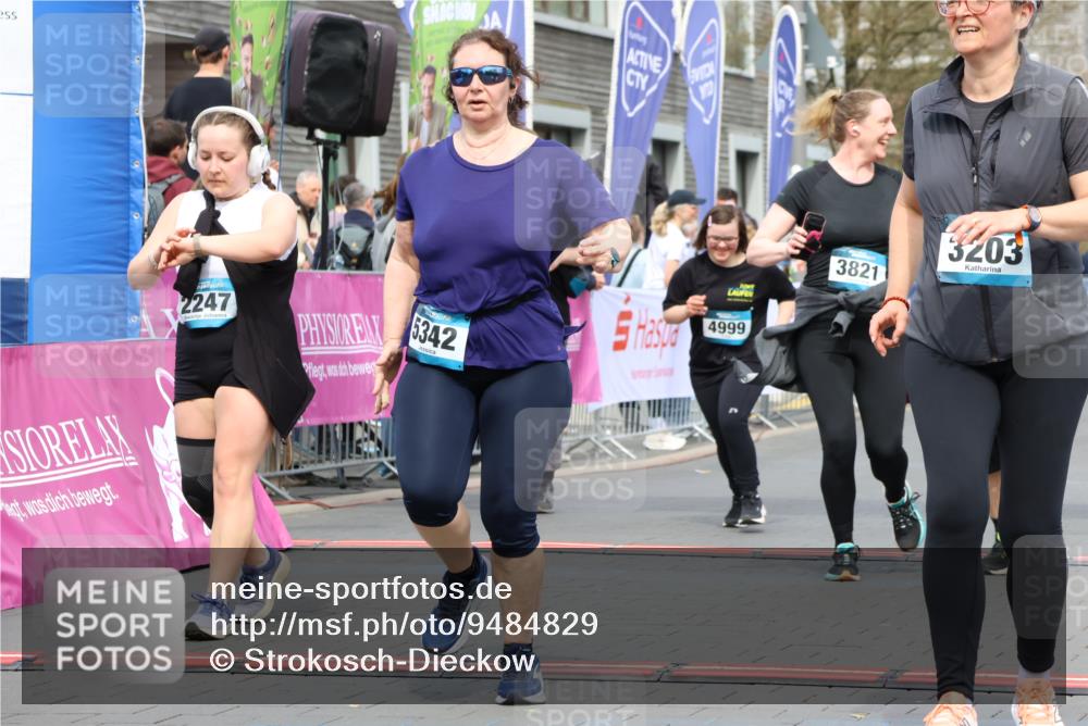 12.04.2026 - 45. Internationalen Wilhelmsburger Insellauf Strokosch-Dieckow http://msf.ph/oto/9484829 12.04.2026 13:20:56 Ziel 3236, 4718, 2247, 3203, 5342, 3822, 3821, 4999, 4803, 2224, 4223, 4224 meine-sportfotos.de